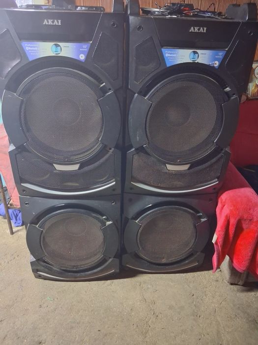 Vând boxe Akai două