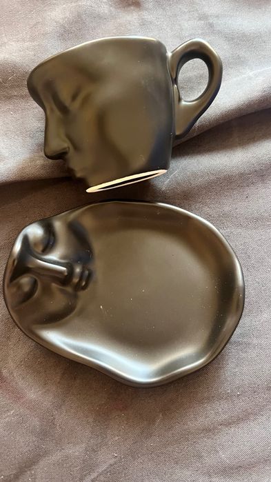Дизайнерска керамична чаша с чинийка – Face Mug (100 ml)