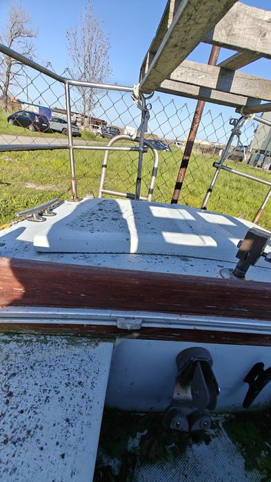 Ветроходна лодка яхта