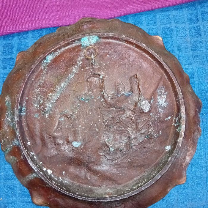 Картина чиния за стена.