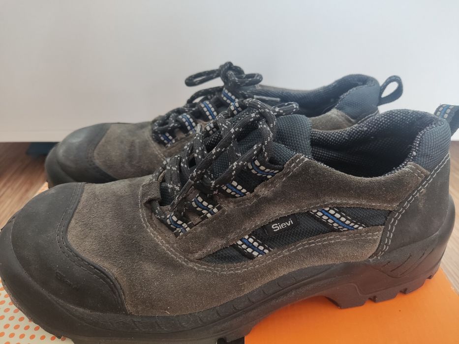 Продам защитные замшевые кроссовки sievi с железным носком.