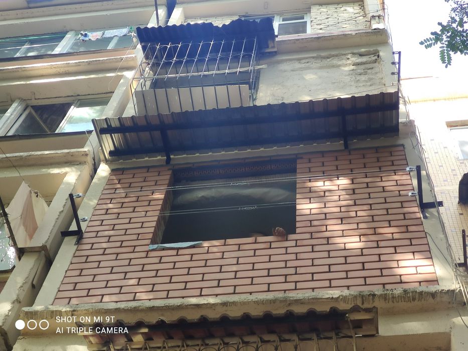 Делаю кладку балкона облицовочный и простым кирпичами. Делаю козырки