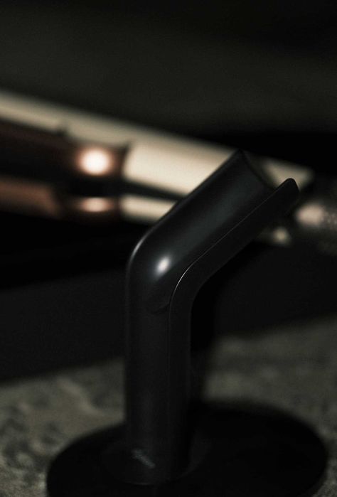 Оригинальный Dyson Airstrait с подставкой и кейсом