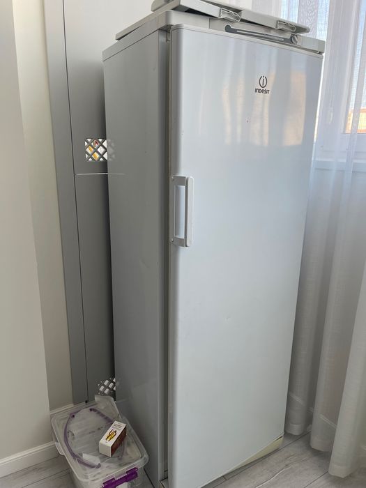 Продам морозильник indesit