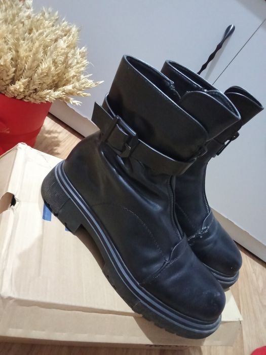 Продам ботинки женские