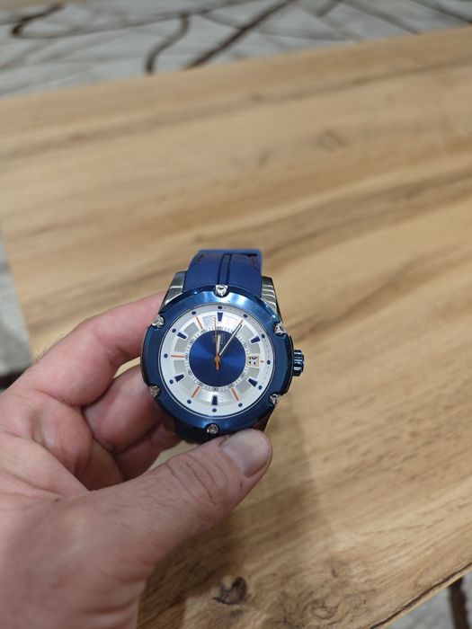 Casio 2100 червен