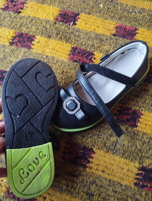 Продам туфли школьные