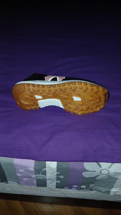 Продавам дамски маратонки