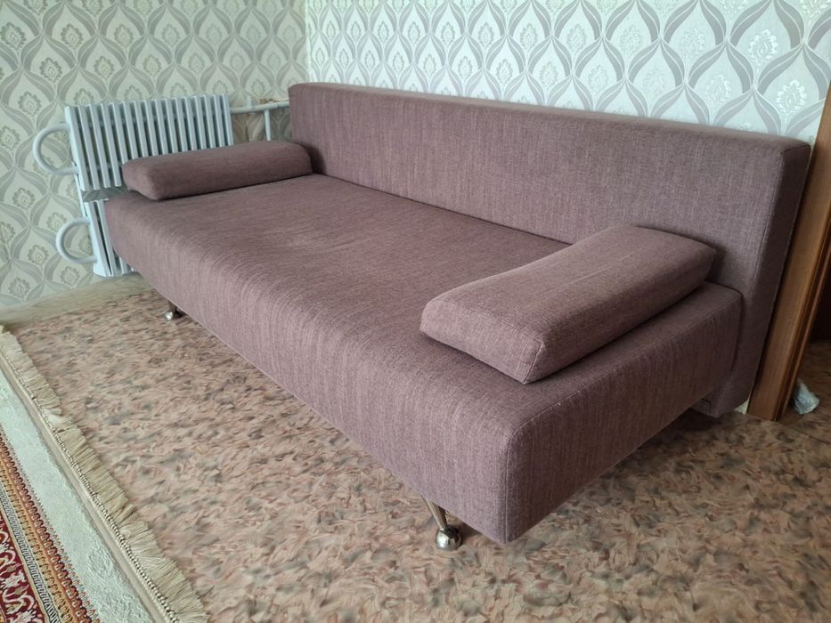 Коричневый диван