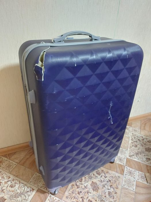 Чемодан дорожный б/у с дефектом
