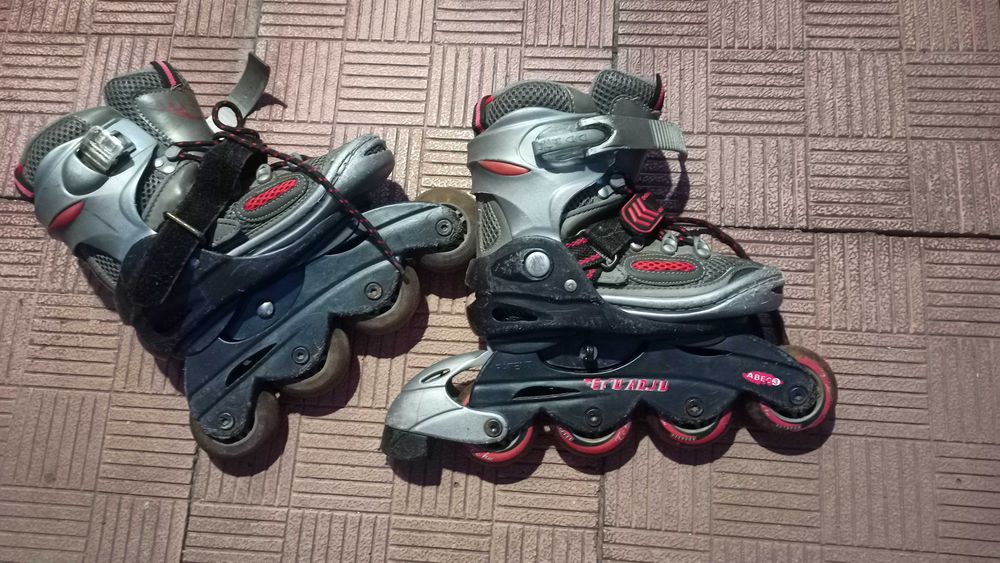 Продам коньки роликовые и ледовые; шлем и защитное снаряжение детское