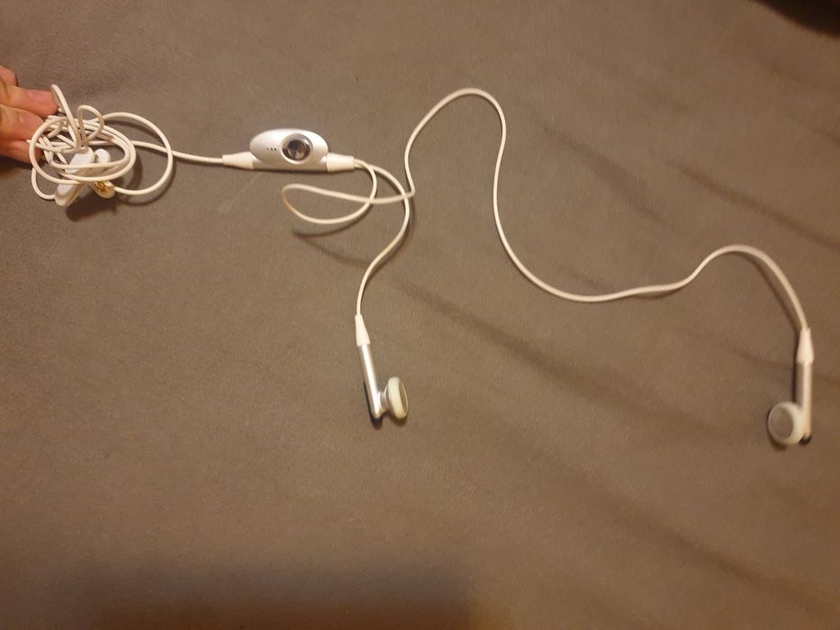 Два вида слушалки стар модел на Samsung и кабел