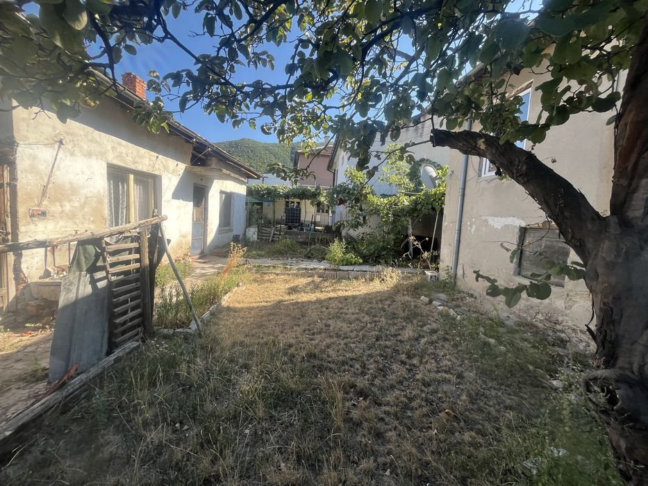 Къща с двор и втора самостоятелна жилищна сграда