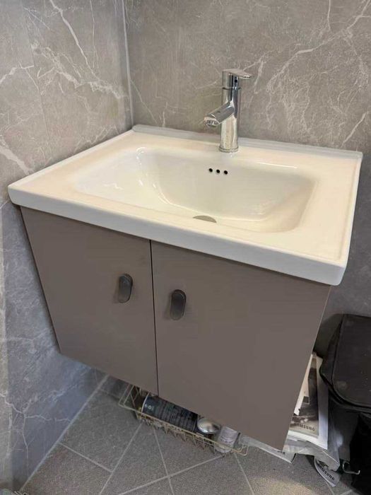 Шкаф за баня с огледало и лед осветление изработено от алуминий