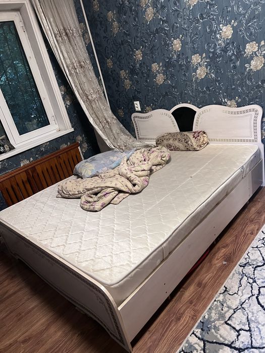 Продам старую мебель на метро Хамза