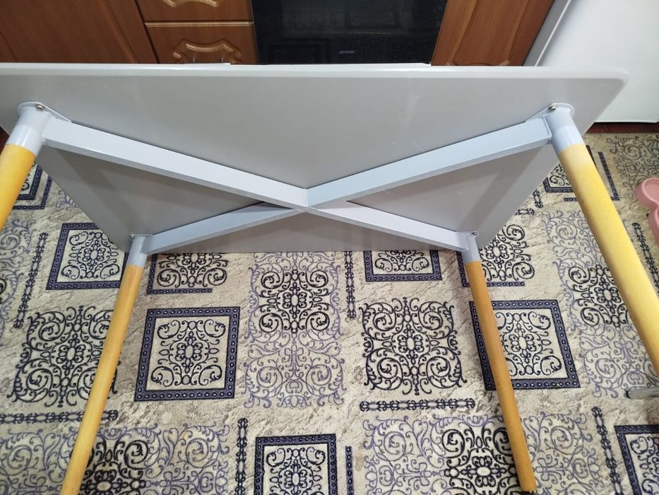 Продаётся кухонный стол