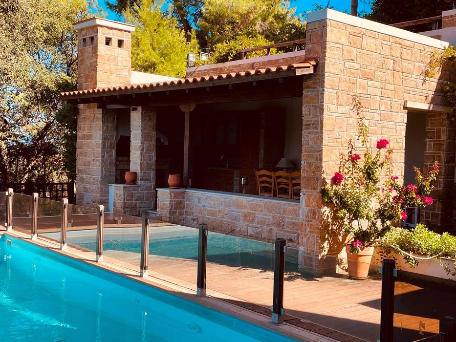 Луксозна вила с асансьор и басейн за продажба в Ханиоти, Халкидики