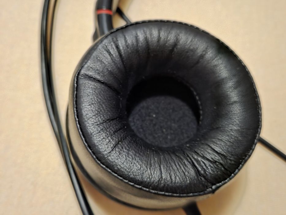 Căști Sony MDR-ZX100 cu cupe noi, din piele naturală, în stare foarte bună