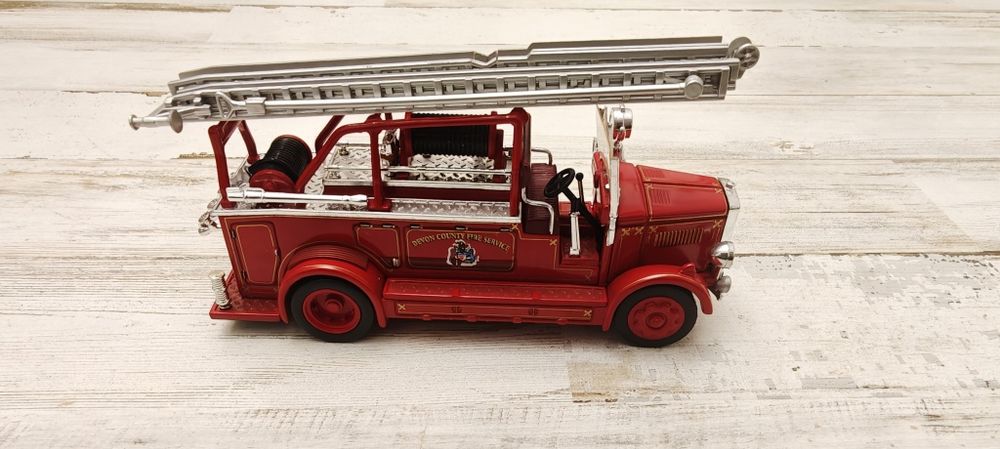 Matchbox models of Yesteryear Leyland Cub open top ladder truck