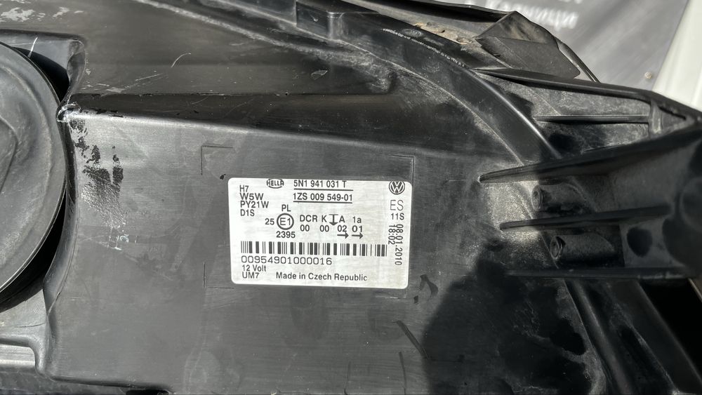 Volkswagen Tiguan 5N ляв фар