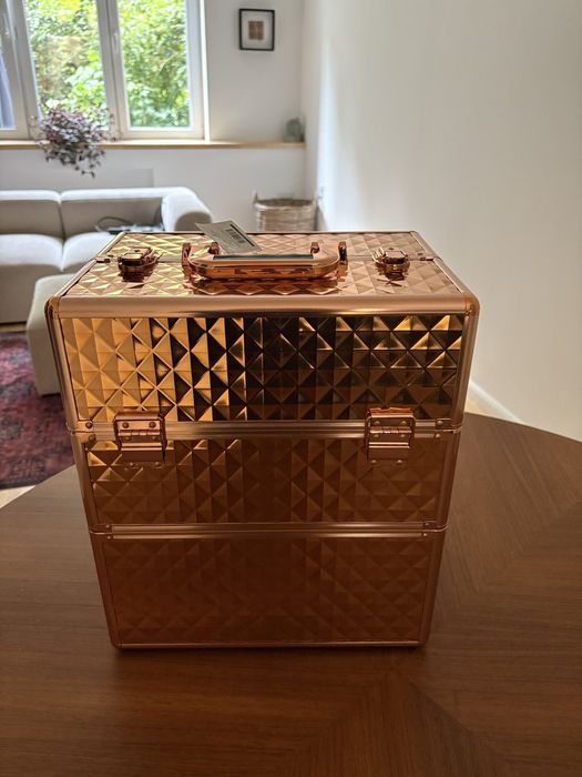 Куфарче на фризьорката/маникюристката