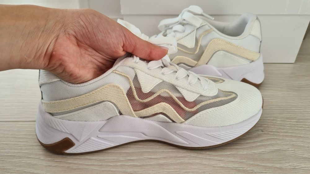 Дамскш спортни обувки Guess