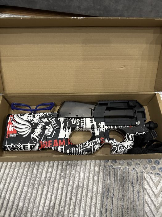 Игрушечный автомат P90