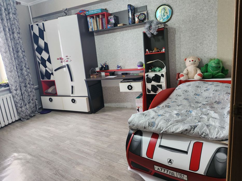 Детская кровать в виде машинки