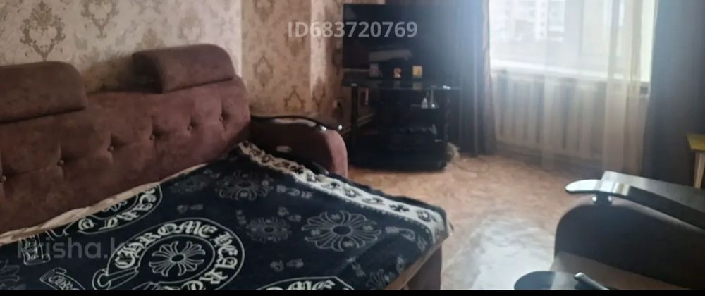 Диван и кресло в гостиную