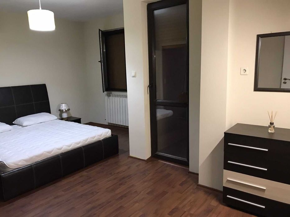 Тристаен апартамент във Въстанически