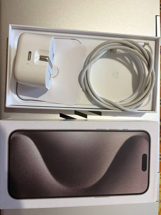 Айфон 15про Макс сотилади