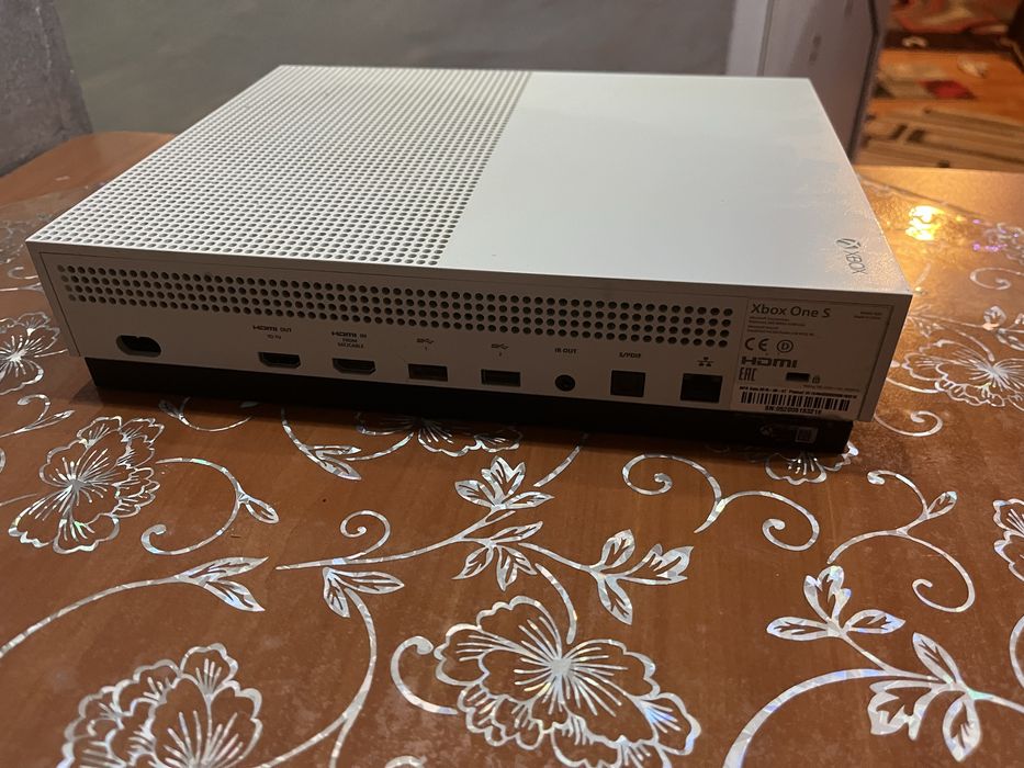 Xbox one s + 2 manete