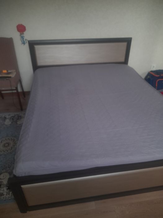 Продам кровать с матрацем двухспалка.