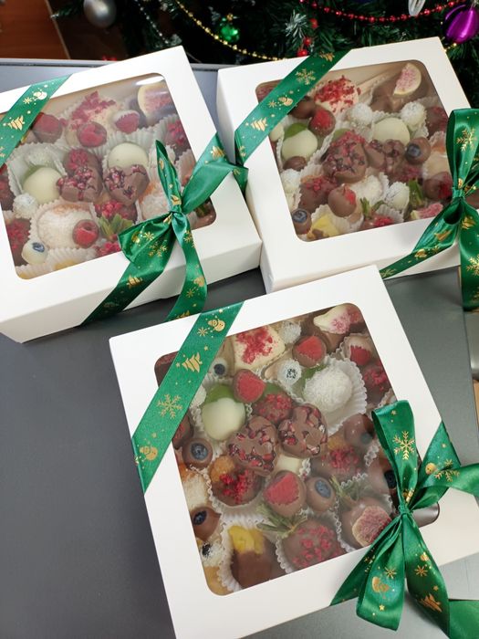 Фрукты и ягоды в шоколаде