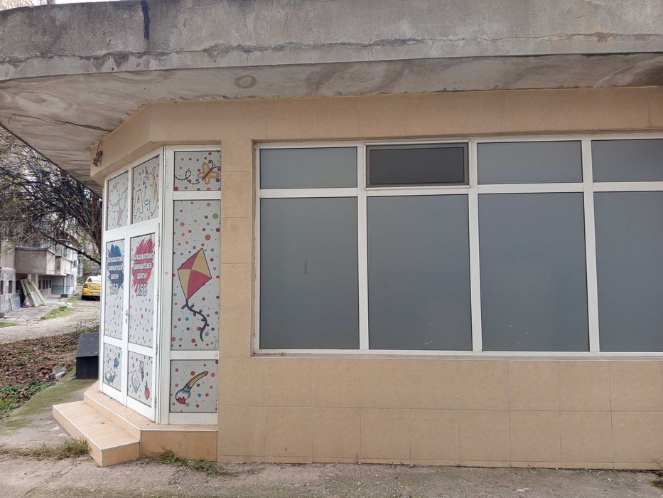 Продавам партерни търговски помещения