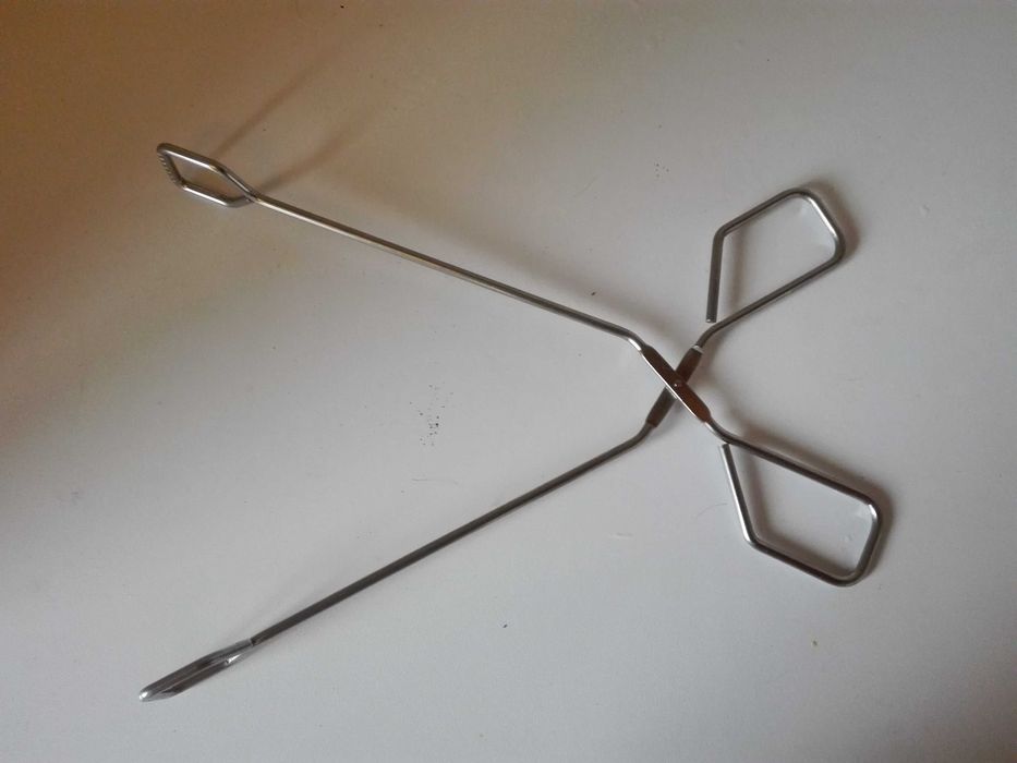 Емайлирана тенджера , чаени лъжички и щипка за скара.