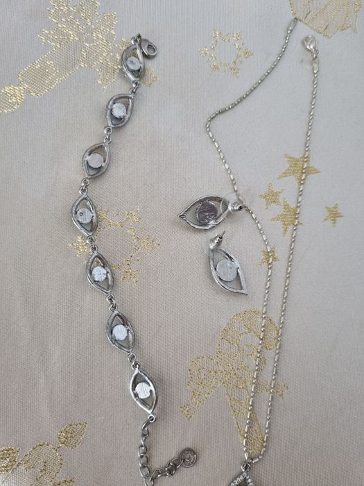 Комплекти колие и обеци различни видове нови