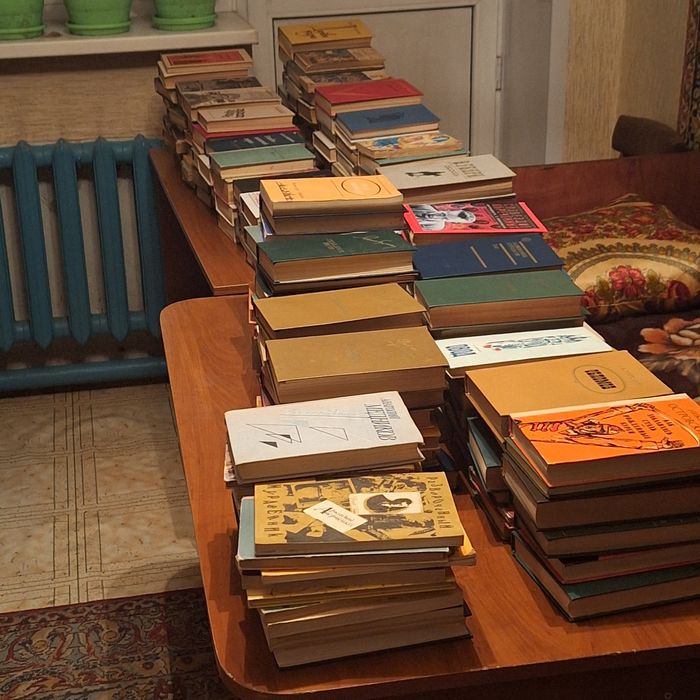 Книги по 100 теньге .