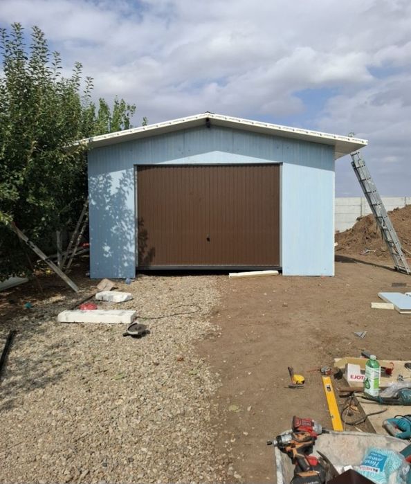 Garaje auto pe structura metalica învelite cu panouri Sandwich