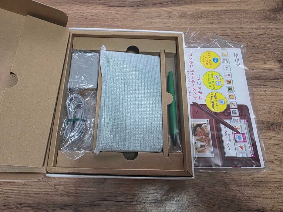 Продам новую Nintendo DSi LL Green