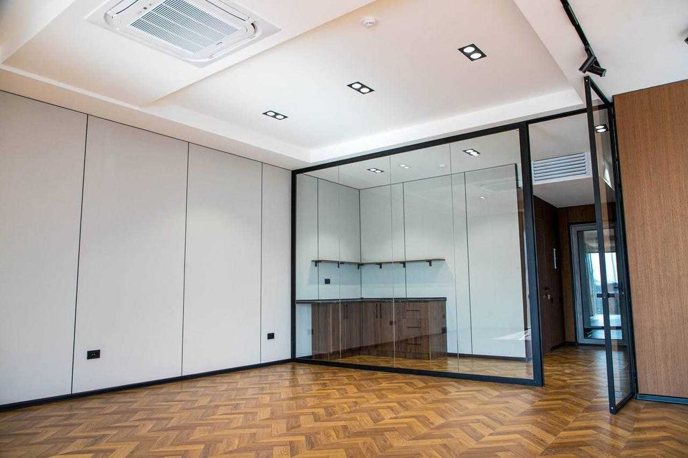 Продается офис в БЦ в Яккасарайском районе. С готовым арендатором.