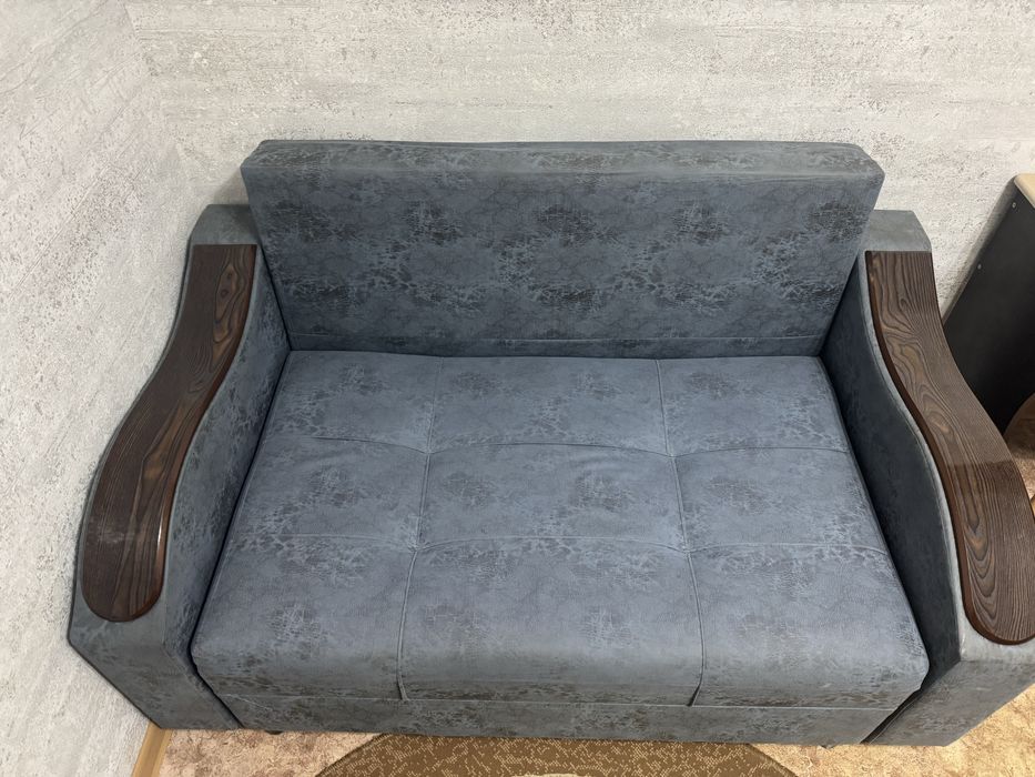 Продается диван в хорошем состоянии.