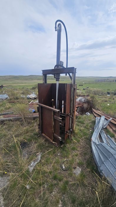 Пресс  гитравлический для шерсти и мукулатуры