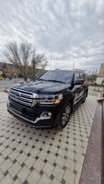 Тоуота Land Cruiser 200v8 2017 год обЬемдвигателя 4.6 ЛИТР ПР 84000 км