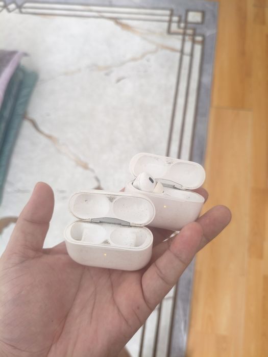 Продам 2 кейса и левое ухо от Airpods 2 серий