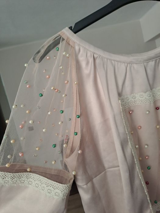 Costum elegant cu broderie,tulle,perlute