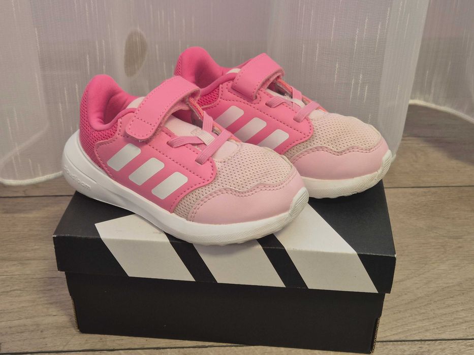 Маратонки Adidas, номер 25