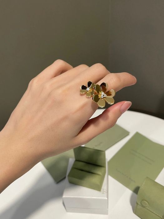 Позлатени бижута “Frivole” by Van Cleef & Arpels