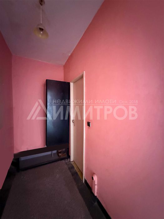 Продава гарсониера 40 м2. в центъра на гр. Нови пазар, САНИРАН жилищен блок. Нисък етаж.