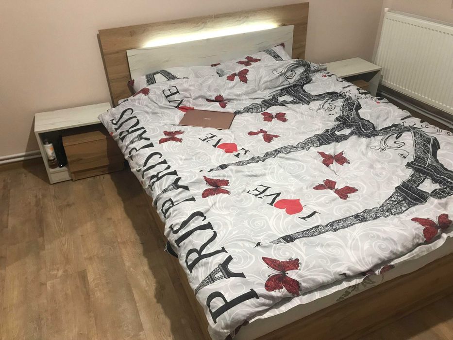 Спалня с нощни шкафчета, гардероб и скрин